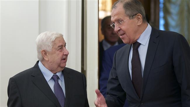 Russian Foreign Minister Sergei Lavrov (R) welcomes his Syrian counterpart Walid al-Muallem during their meeting in Moscow, Russia, on October 28, 2016. (Photo by AP)
