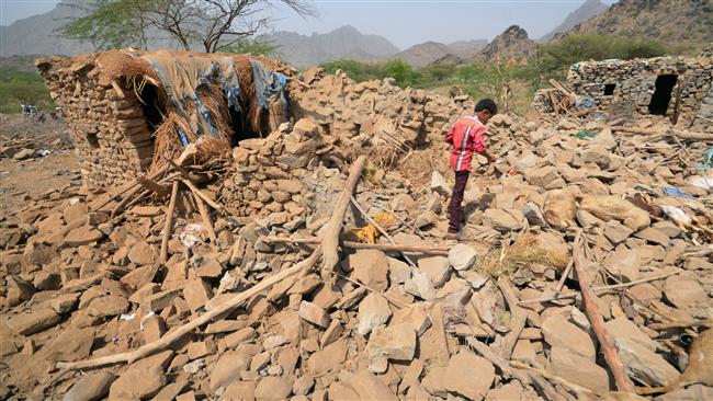 A boy walks on the rubble of houses destroyed by Saudi airstrikes in Khamis Bani-Saad, Mahwit province, Yemen, October 27, 2016. (Photo by Reuters)