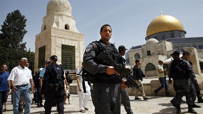 Israeli forces accompany illegal settlers and extremists past the Dome of the Rock mosque during a visit to the al-Aqsa Mosque compound on April 25, 2016. (Photo by AFP)