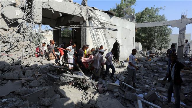 Yemenis recover the bodies of people from the rubble at a detention centre hit by Saudi airstrikes in Hudaydah’s al-Zaidia district on October 30, 2016. (Photo by AFP)