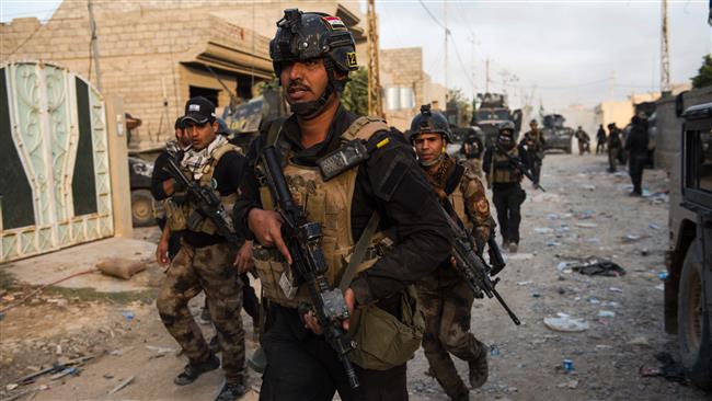 Soldiers from the Iraqi Special Forces 2nd division run to take up positions as forces engage Daesh terrorists pushing through the Samah area and into Arabjiyah neighborhood of eastern Mosul on November 11, 2016. (Photo by AFP)
