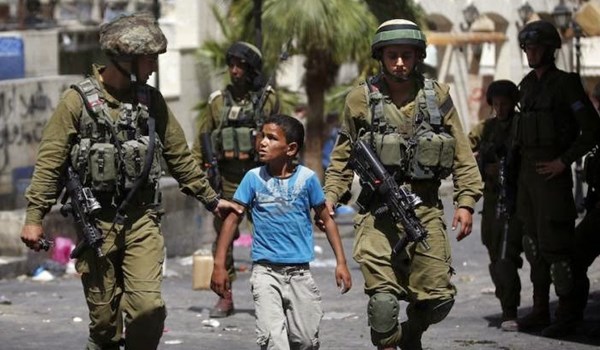 Israeli Forces capture a Palestinian boy