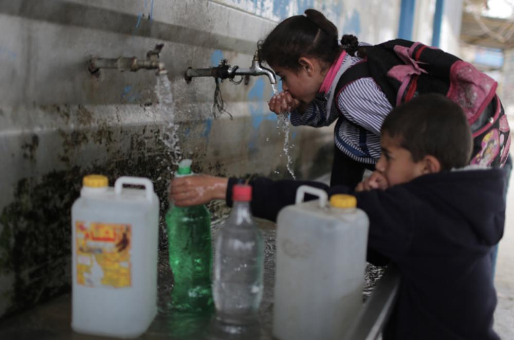Gazans drinking water