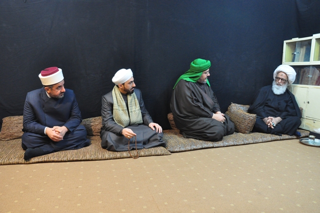 Ayatollah al-Najafi in a meeting with Iraqi Sunni clerics