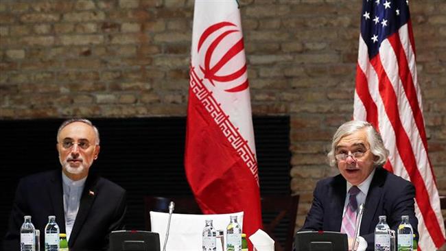 US Secretary of Energy Ernest Moniz (R) and Head of the Atomic Energy Organization of Iran Ali Akbar Salehi meet in Vienna, Austria, July 9, 2015. (Photo by AFP)
