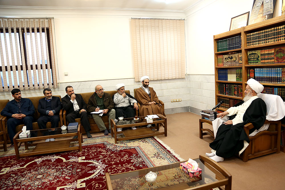 Ayatollah Makarem-Shirazi with the organizers of the international conference