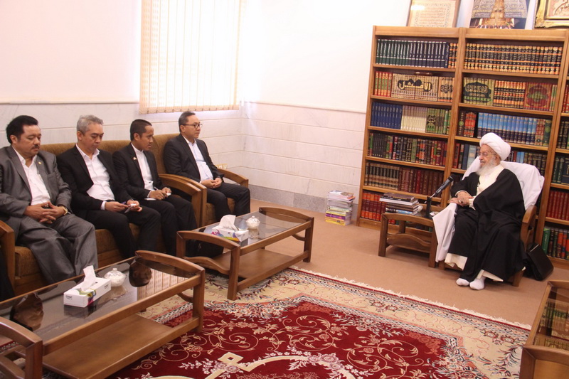 Ayatollah Makarem-Shirazi with Indonesian delegation in Iran