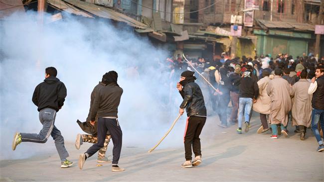 Protesters clash with Indian police during a rally in Kashmir, December 2, 2016. (Photo by AFP)