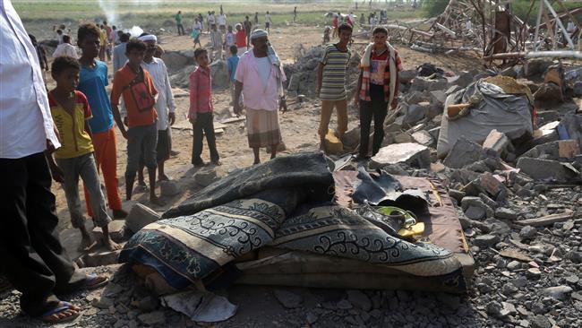 Yemenis inspect the damage in an area near the communications tower hit by Saudi airstrikes, in the port city of Hudaydah, on November 27, 2016. (Photo by AFP)
