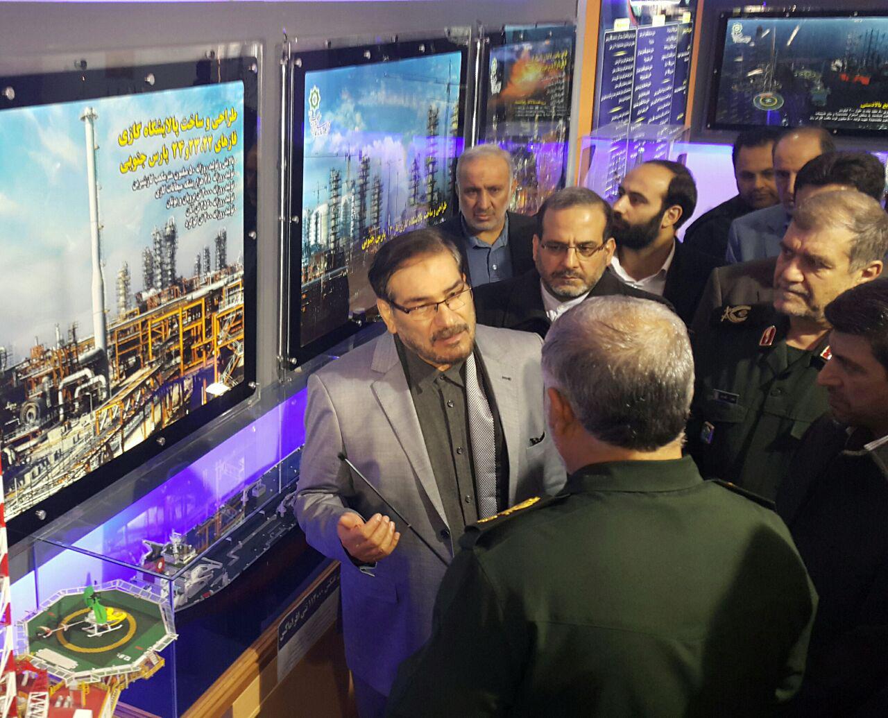 شمخانی در بازدید از نمایشگاه دستاوردهای قرارگاه خاتم