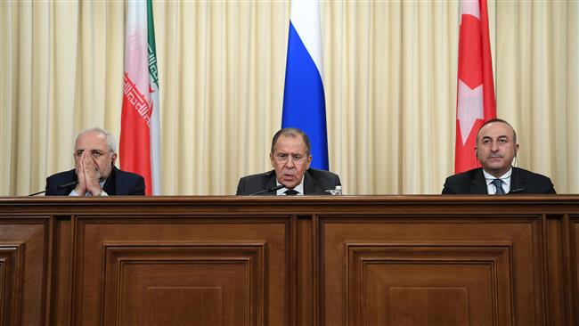 Iranian Foreign Minister Mohammad Javad Zarif (L) and his Russian and Turkish counterparts Sergei Lavrov (C) and Mevlut Cavusoglu attend a news conference in Moscow on December 20, 2016. (Photo by AFP)
