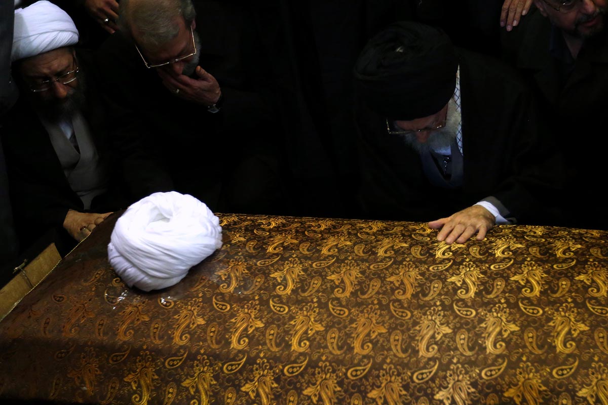 Leader leads funeral prayer for Ayatollah Rafsanjani