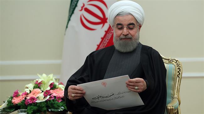 Iranian President Hassan Rouhani reads a message from the Kuwaiti emir delivered to him by the Arab country’s Foreign Minister Sheikh Sabah al-Khalid al-Hamad al-Sabah in the capital Tehran on January 25, 2017. (Photo by president.ir) 
