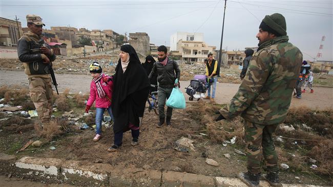 Iraqi families fleeing the Daesh-controlled Rashidiyah neighborhood