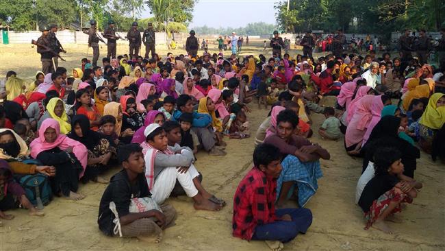 Rohingya Muslims from Myanmar, who tried to cross the Naf River into Bangladesh to escape sectarian violence, are kept under watch by Bangladeshi security officials in Teknaf, December 25, 2016. (Photo by AFP)
