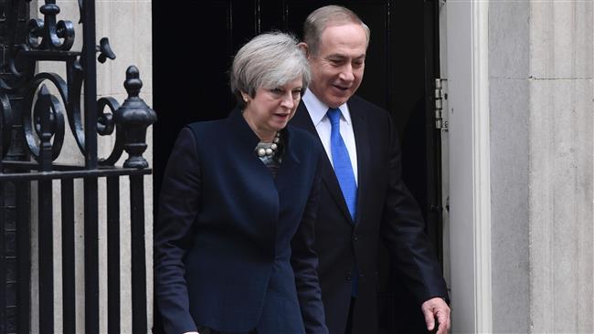 British Prime Minister Theresa May (L) and Israeli Prime Minister Benjamin Netanyahu (R) come out together onto the step of 10 Downing Street to pose for photographers after Netanyahu arrived for a meeting in central London, February 6, 2017. 