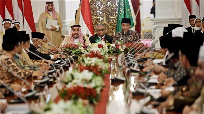 Saudi King Salman bin Abdulaziz Al Saud (center L) and Indonesia