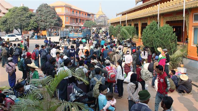 Residents who have fled from conflict zones near the Myanmarese and Chinese border gather in the town of Lashio, March 8, 2017. (Photo by AFP)
