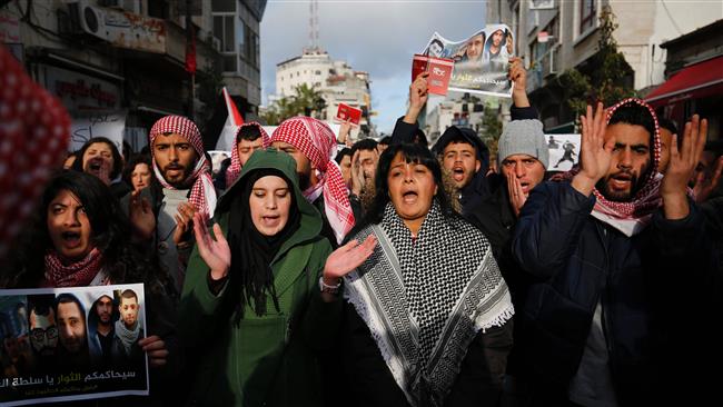 Palestinians demonstrate in the center of the West Bank city of Ramallah against the brutality of Palestinian Authority security forces on March 13, 2017. (Photo by AFP)
