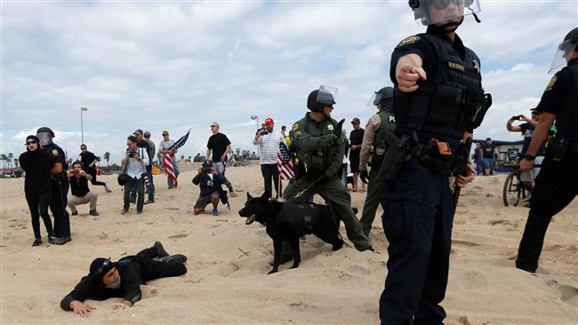 Police detain anti-Trump demonstrators during a pro-Trump rally in Huntington Beach, California, March 25, 2017. (Photo by Reuters)
