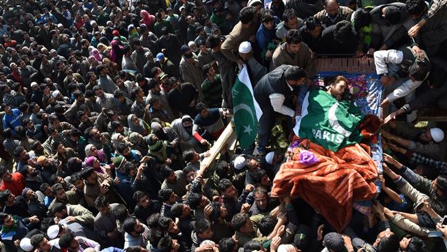 Kashmiri villagers surround the body of suspected militant Shahbaz Shafi, also known as Rayees Kachroo, in Belov village in Pulwama, south of Srinagar, March 27, 2017. (Photo by AFP)
