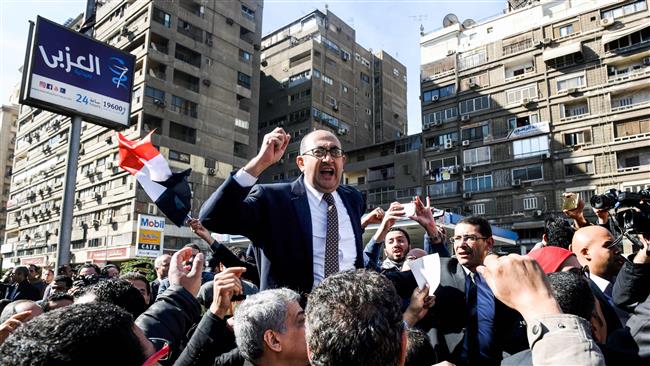 Egyptian lawyer and former presidential candidate Khaled Ali (C) celebrates amid street crowds after the Supreme Administrative Court upheld on January 16, 2017 a ruling voiding a government agreement to hand over two Red Sea islands to Saudi Arabia. (Photo by AFP)
