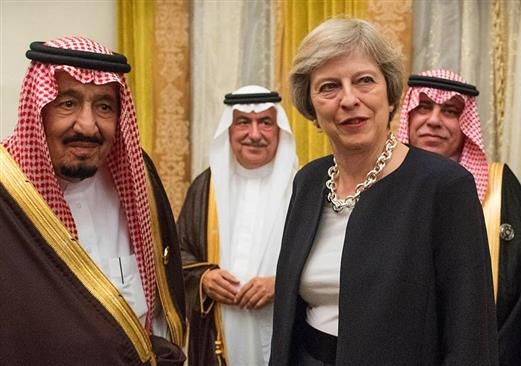 British Prime Minister Theresa May meets King Salman of Saudi Arabia (L) in Bahrain