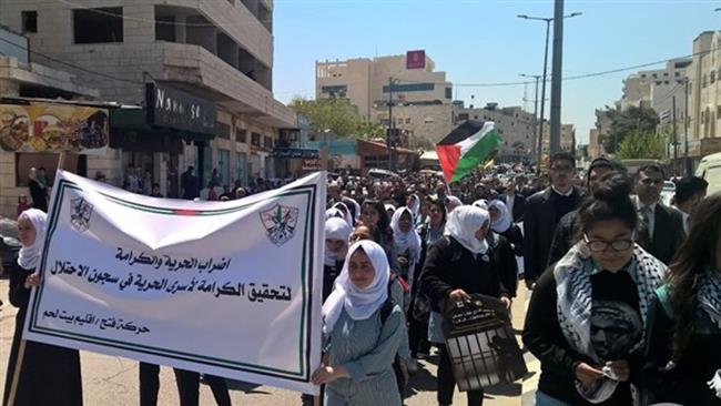 Palestinian protesters march in the occupied West Bank city of Bethlehem to mark Palestinian Prisoners’ Day on April 17, 2017. (Ma’an News Agency)
