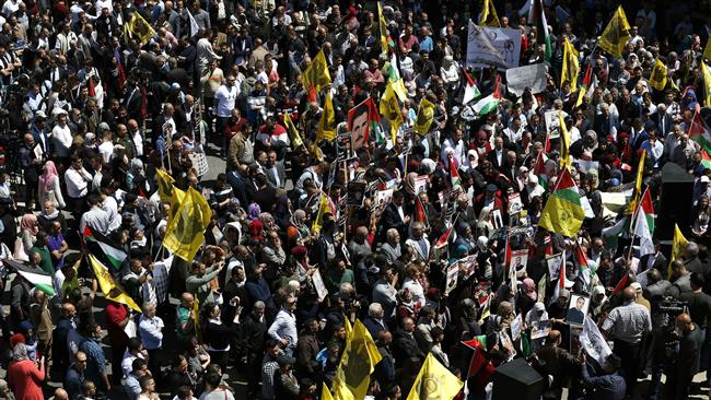 Palestinian protesters wave their national flag during a demonstration in the West Bank town of Bethlehem to show their support for inmates in Israeli jails on April 17, 2017. (Photo by AFP)
