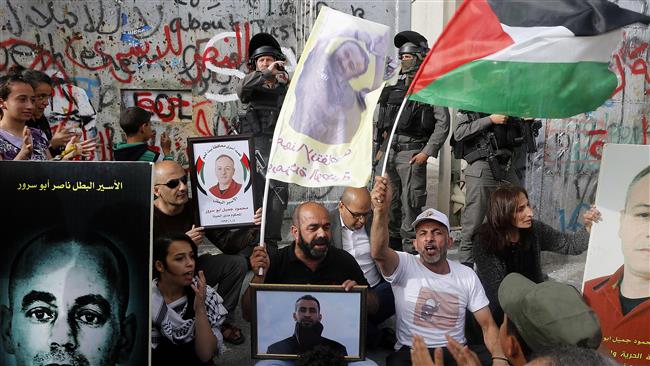 Palestinians demonstrate in solidarity with prisoners on hunger strike in Israeli jails in the West Bank city of Bethlehem on April 26, 2017. (Photo by AFP)

