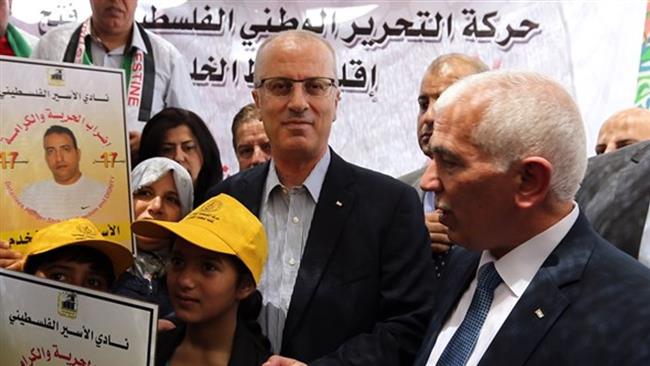 Palestinian Prime Minister Rami Hamdallah (C) visits a sit-in protest held in support of hunger striking Palestinian prisoners on April 29, 2017 in the West Bank city of al-Khalil (Hebron). (Photos by Maan News Agency)
