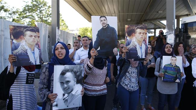 Families of Palestinians imprisoned in Israeli jails demonstrate in the Old City of Jerusalem al-Quds on April 29, 2017 in support of hundreds of Palestinian prisoners on hunger strike. (Photo by AFP)
