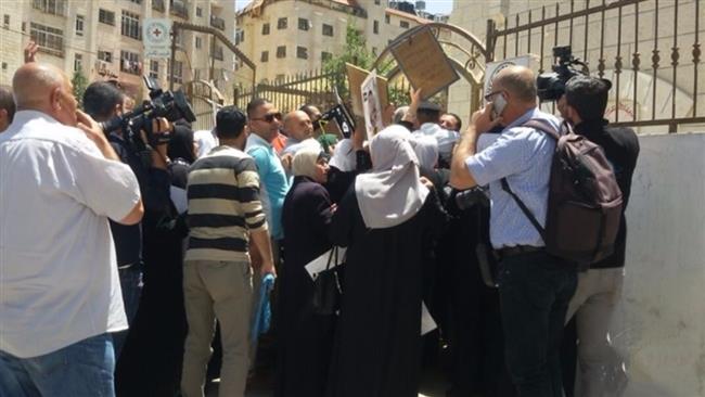 Palestinians demonstrate outside the ICRC office in the northern occupied West Bank city of Nablus on May 8, 2017. (Photo by Ma