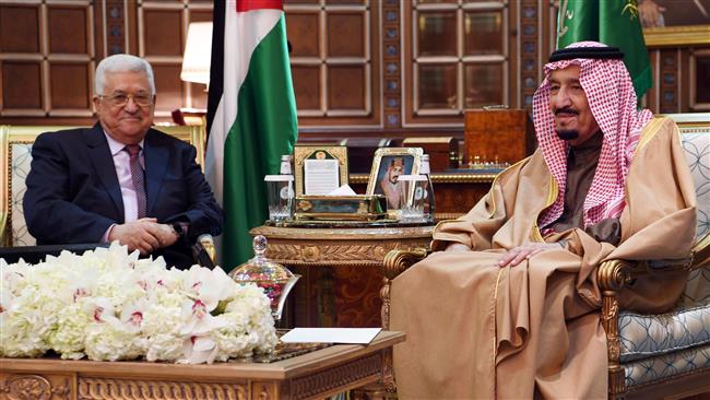 Palestinian President Mahmoud Abbas (L) meeting with Saudi King Salman bin Abdulaziz Al Saud in Riyadh.