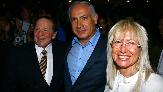 Sheldon Adelson (left) and his wife Miriam Adelson are standing with Benjamin Netanyahu.
