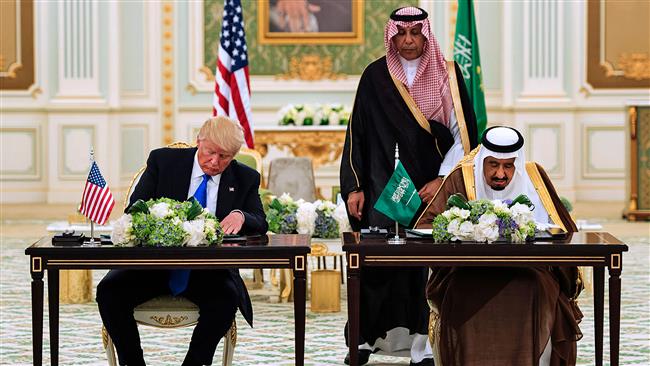 US President Donald Trump (L) and Saudi King Salman bin Abdulaziz Al Saud