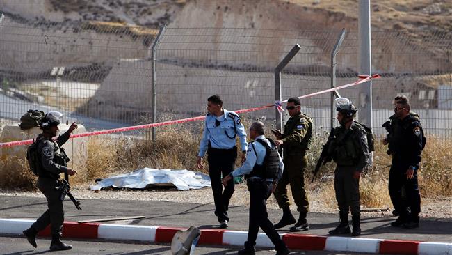 Israeli forces stand next to the body of a Palestinian who was shot dead after reportedly carrying out a stabbing attack on Israeli police in the Abu Dis area, in Tel Aviv-occupied West Bank near Jerusalem al-Quds, on May 22, 2017. (Photo by AFP)
