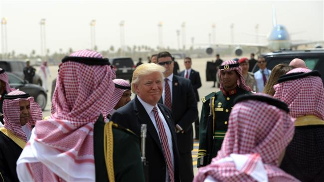 US President Donald Trump (C) makes his way to board Air Force One in Riyadh as he head with the First Lady to Israel on May 22, 2017. (Photo by AFP)
