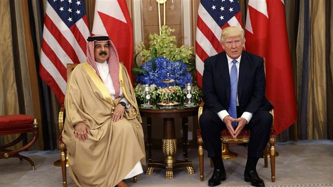 US President Donald Trump (right) meeting with Bahrain