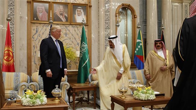 Saudi King Salman (2nd R) invites US President Donald Trump (L) to sit during a meeting on May 21, 2017, in Riyadh, Saudi Arabia. (Photo by AP)
