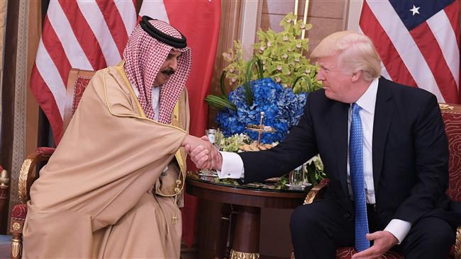 US President Donald Trump (R) and Bahrain