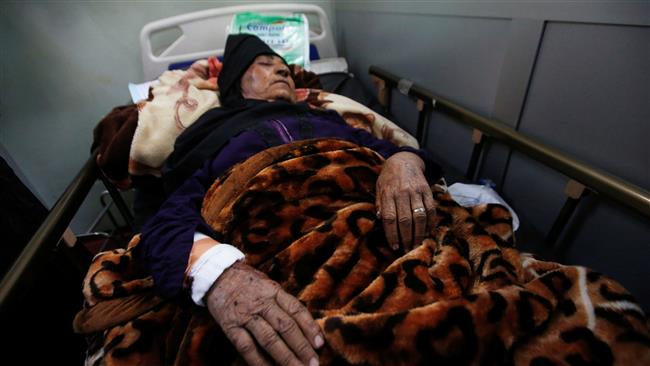 A displaced Iraqi woman, who was injured while fleeing from Daesh militants in Mosul, receives treatment at a hospital west of Erbil, Iraq, on November 25, 2016. (Photo by Reuters)
