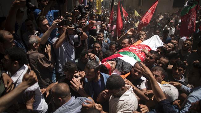 Palestinian mourners carry the body of Mohammed Majed Bakr, a 25-year-old fisherman who died from his injuries after an Israeli patrol vessel fired at a fishing boat, during his funeral in Gaza City on May 16, 2017. (Photo by AFP)
