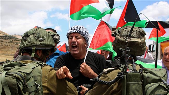 A Palestinian protester scuffles with Israeli soldiers during a demonstration in support of prisoners refusing food in Israeli jails at the Hawara checkpoint, south of Nablus in the occupied West Bank, on May 23, 2017. (Photo by AFP)
