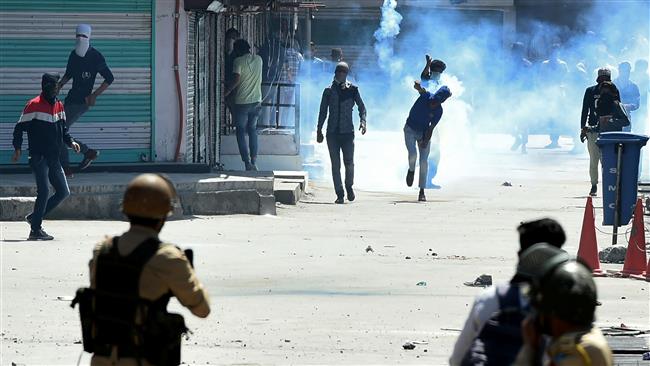 Security forces crack down on protestors in Indian-controlled Kashmir on June 16, 2017. (Photo by AFP)
