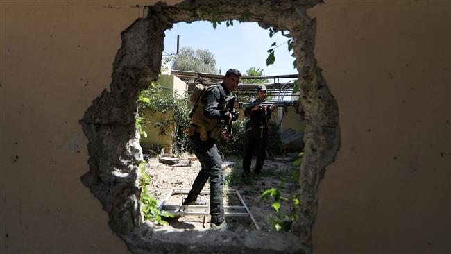 Iraqi Counter Terrorism Service (CTS) secures a house near the Old City District in western Mosul on June 3, 2017. (Photo by AFP)
