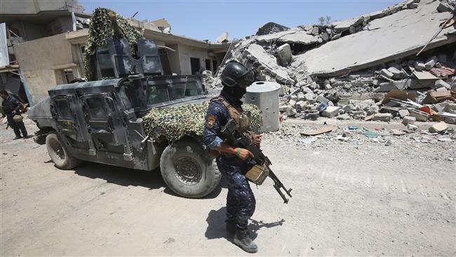 Iraqi forces members, consisting of the Iraqi federal police and the elite Rapid Response Division, patrol in the Shifa neighborhood, in western Mosul, on June 17, 2017, where they are battling the last members of the Takfiri Daesh terrorist group in the city. (Photo by AFP) 
