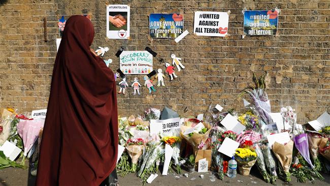 Tributes and flowers placed in the Finsbury Park area of north London on June 20, 2017, for the victims of a van attack on pedestrians on June 19. (Photo b AFP)
