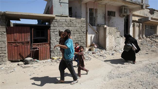 Iraqis flee from their homes in the Old City of Mosul on June 21, 2017, during fighting between Iraqi forces and Daesh terrorists. (Photo by AFP)