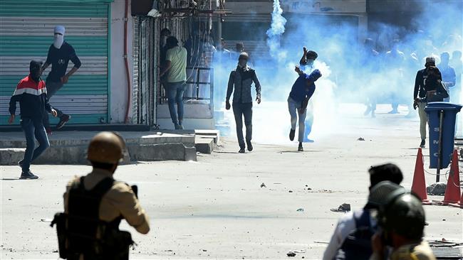 Kashmiri protesters clash with Indian government forces in downtown Srinagar, Kashmir, June 16, 2017. (Photo by AFP)